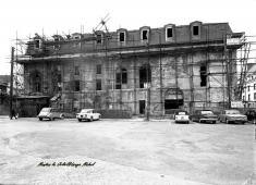 La facade sur la rue du chateau en cours de restauration